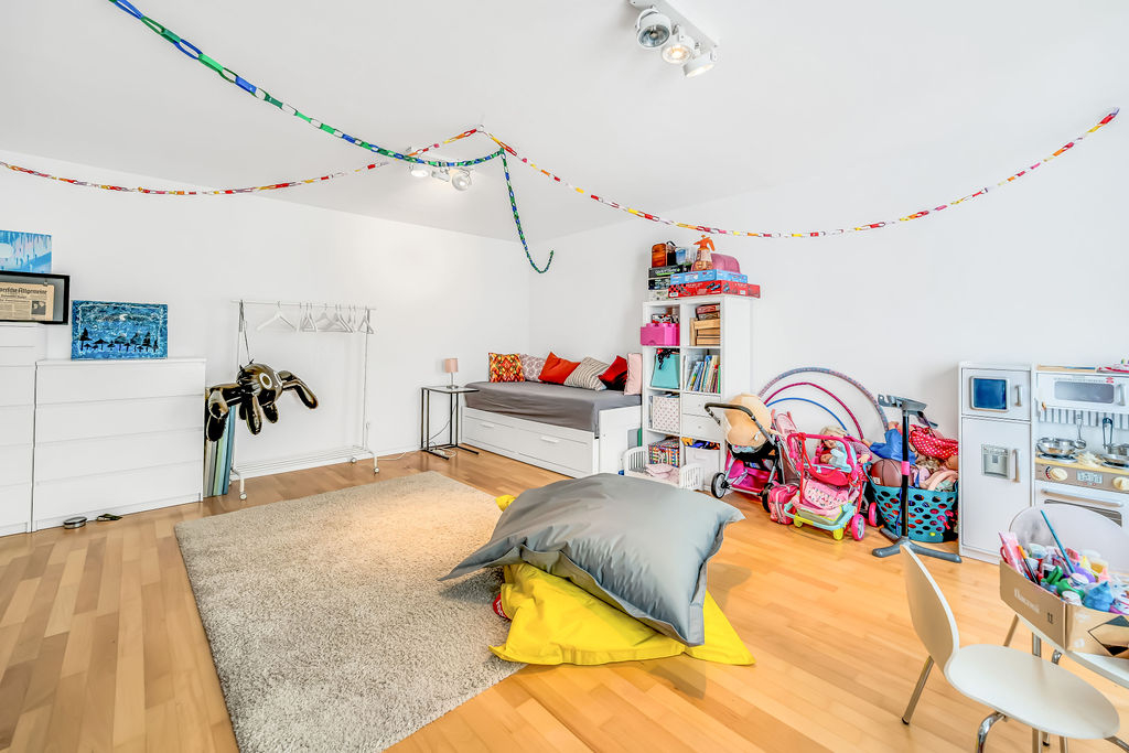 ZUKUNFTSSICHERER, MODERNER FAMILIENTRAUM MIT PV, WÄRMEPUMPE, GARTEN UND DOPPELGARAGE IN RIEMERLING – Bild 11
