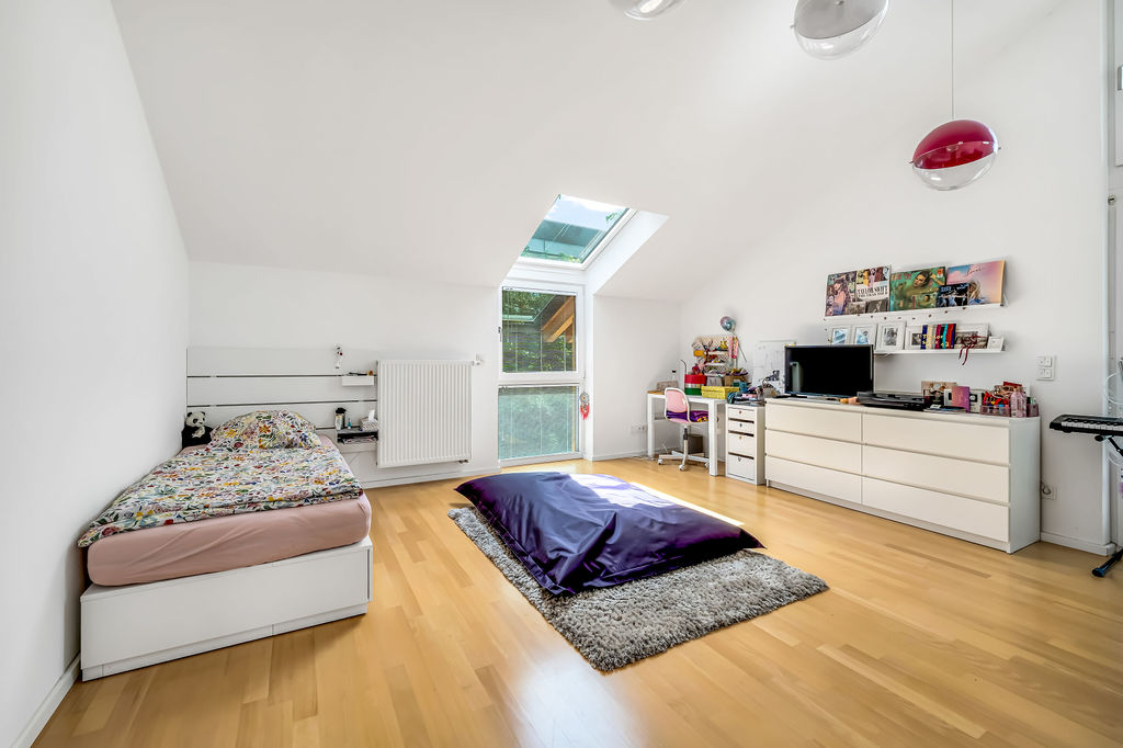 ZUKUNFTSSICHERER, MODERNER FAMILIENTRAUM MIT PV, WÄRMEPUMPE, GARTEN UND DOPPELGARAGE IN RIEMERLING – Bild 8