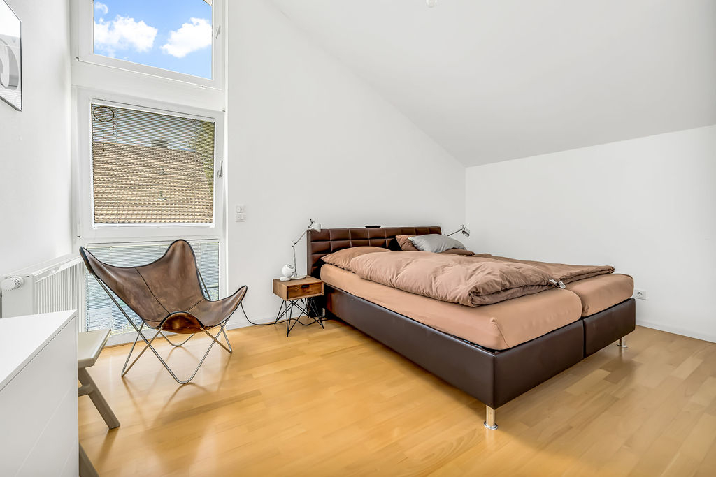 ZUKUNFTSSICHERER, MODERNER FAMILIENTRAUM MIT PV, WÄRMEPUMPE, GARTEN UND DOPPELGARAGE IN RIEMERLING – Bild 6
