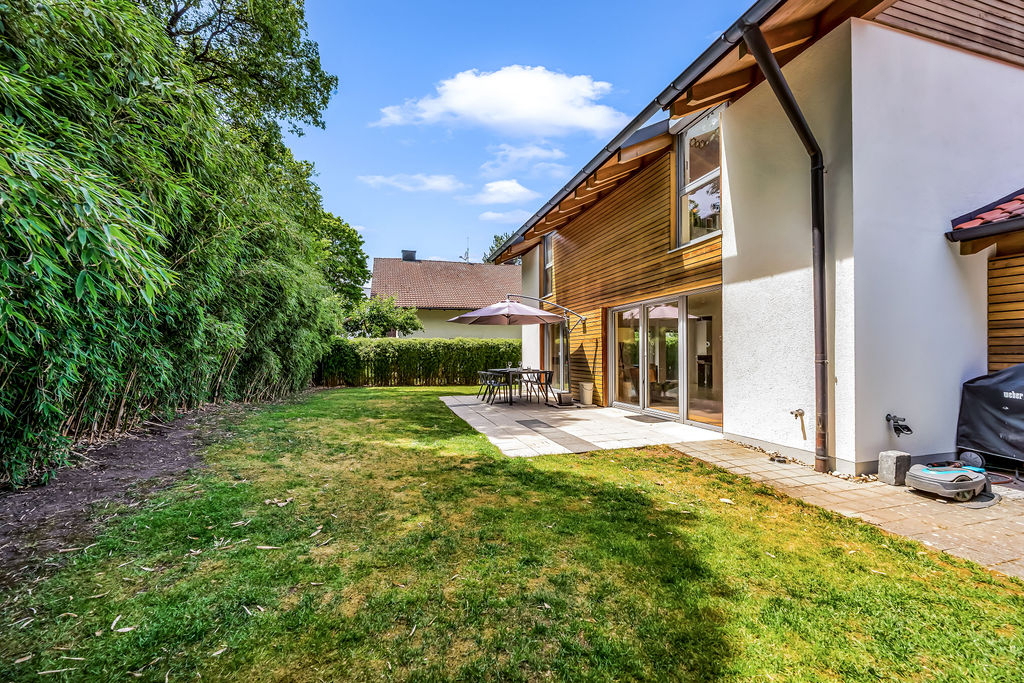 ZUKUNFTSSICHERER, MODERNER FAMILIENTRAUM MIT PV, WÄRMEPUMPE, GARTEN UND DOPPELGARAGE IN RIEMERLING – Bild 14