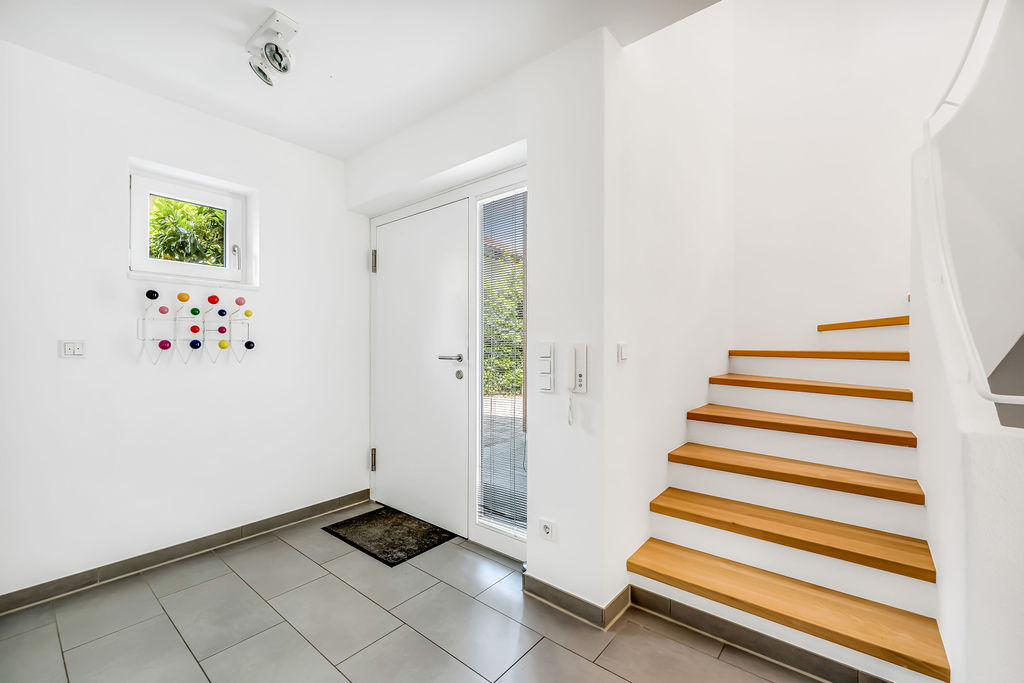 ZUKUNFTSSICHERER, MODERNER FAMILIENTRAUM MIT PV, WÄRMEPUMPE, GARTEN UND DOPPELGARAGE IN RIEMERLING – Bild 2