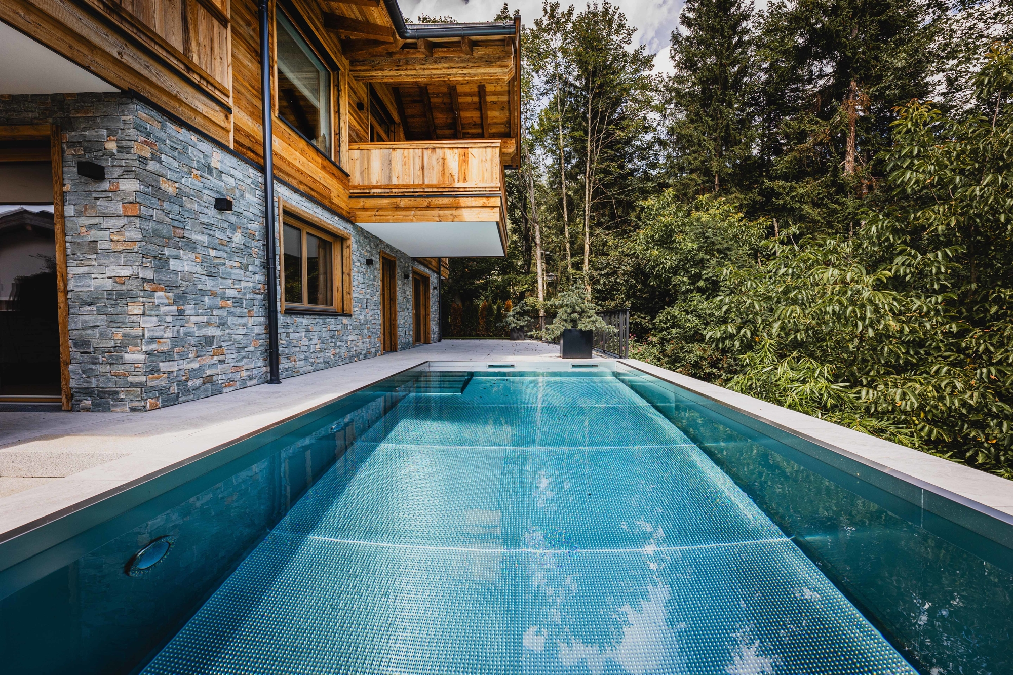 TRAUMHAFTES CHALET MIT AUßENPOOL IN SONNIGER LAGE – Bild 2