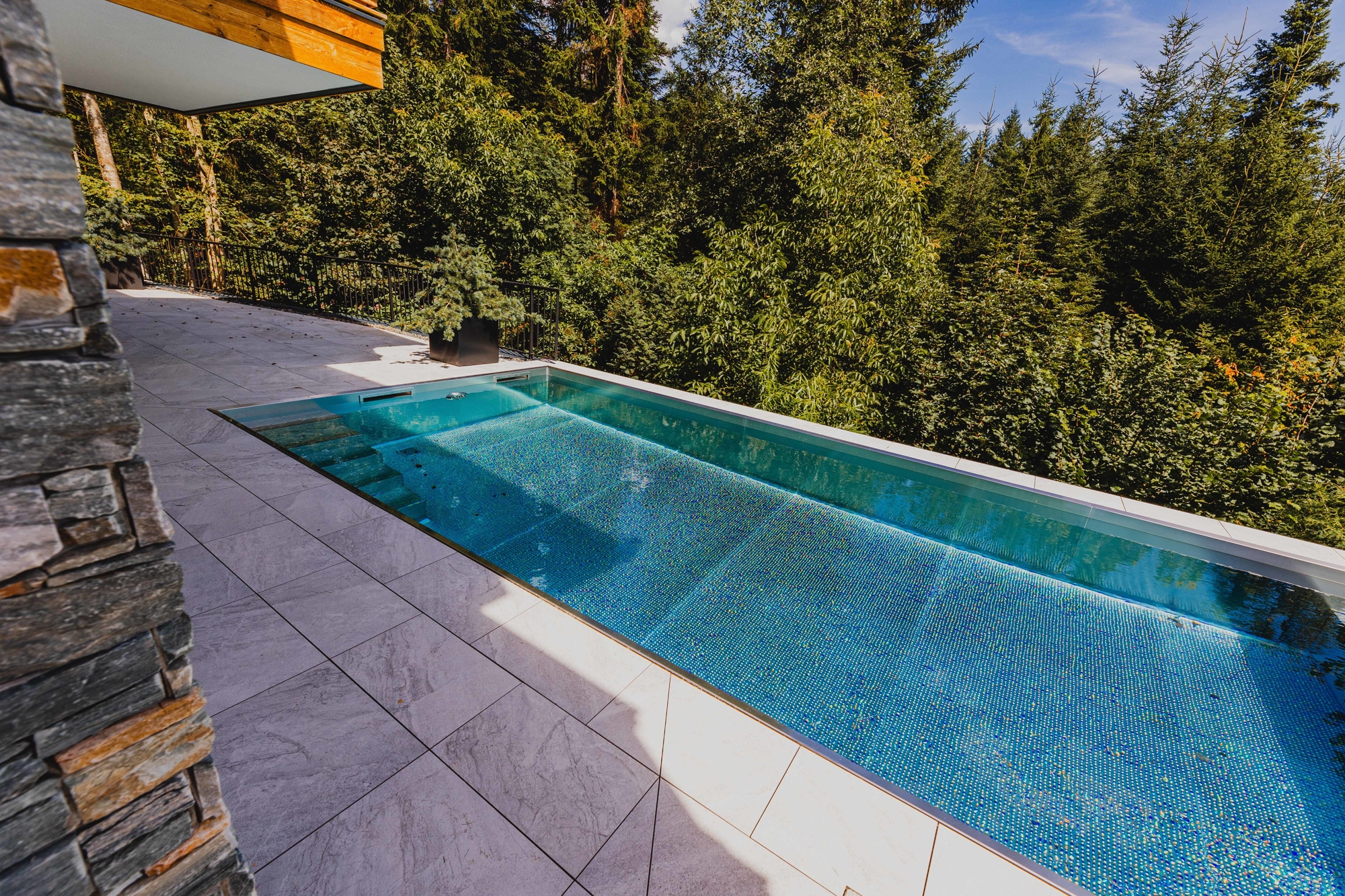 TRAUMHAFTES CHALET MIT AUßENPOOL IN SONNIGER LAGE – Bild 3