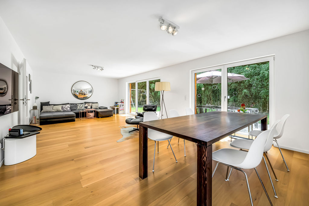 ZUKUNFTSSICHERER, MODERNER FAMILIENTRAUM MIT PV, WÄRMEPUMPE, GARTEN UND DOPPELGARAGE IN RIEMERLING – Bild 3