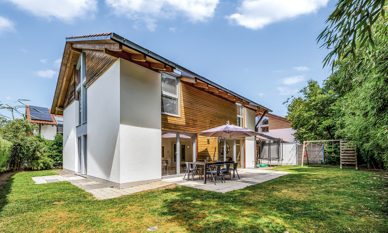 ZUKUNFTSSICHERER, MODERNER FAMILIENTRAUM MIT PV, WÄRMEPUMPE, GARTEN UND DOPPELGARAGE IN RIEMERLING – Bild 1