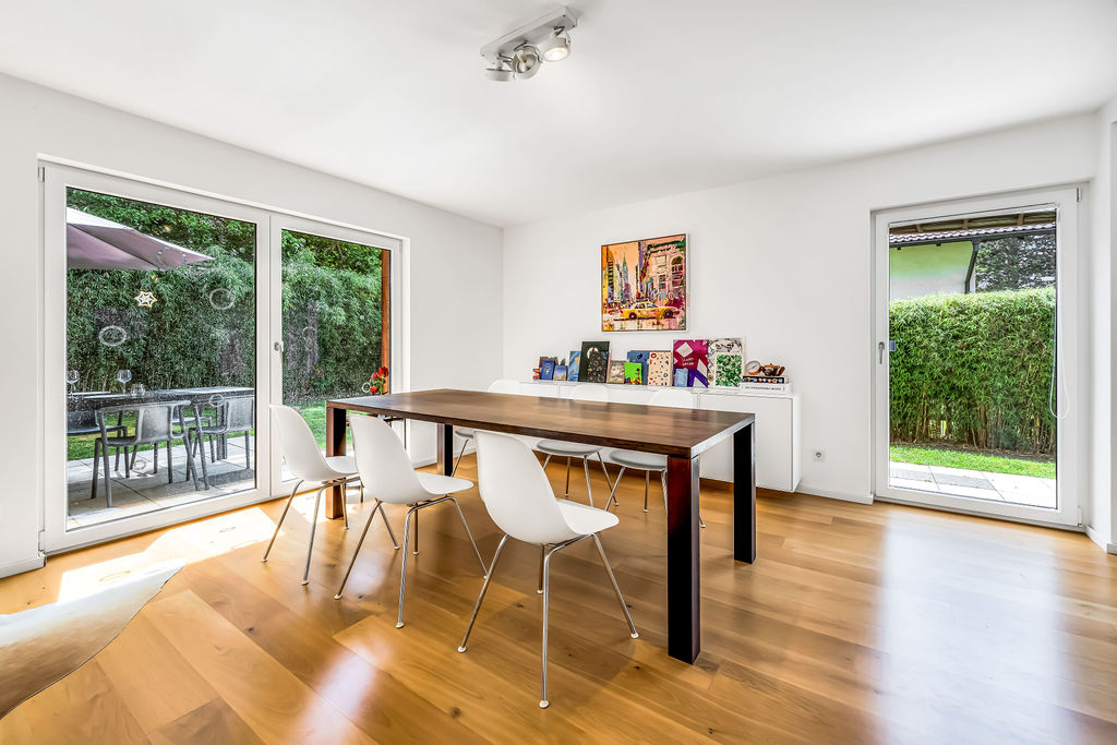 ZUKUNFTSSICHERER, MODERNER FAMILIENTRAUM MIT PV, WÄRMEPUMPE, GARTEN UND DOPPELGARAGE IN RIEMERLING – Bild 4
